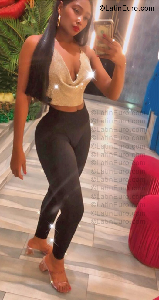 Date this foxy Dominican Republic girl Lesly from Santo Domingo DO57326