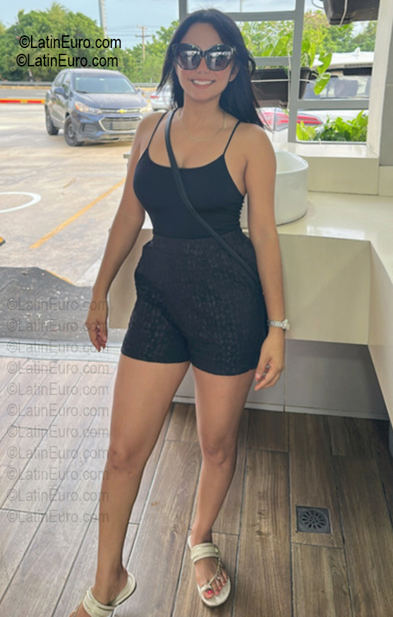 Date this happy Dominican Republic girl Varonisa from Santo Domingo DO57346